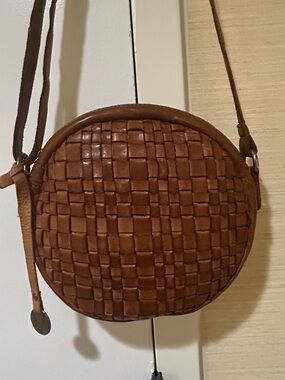 Vilenca Holland Vintage Brown Woven Round Crossbody Bag